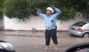 Tunisie – photo du jour : Un agent de la circulation travaille dans un Bardo inondé