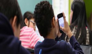 Tunisie: Interdiction des smartphones dans les établissements éducatifs, les jardins d’enfants et les garderies scolaires