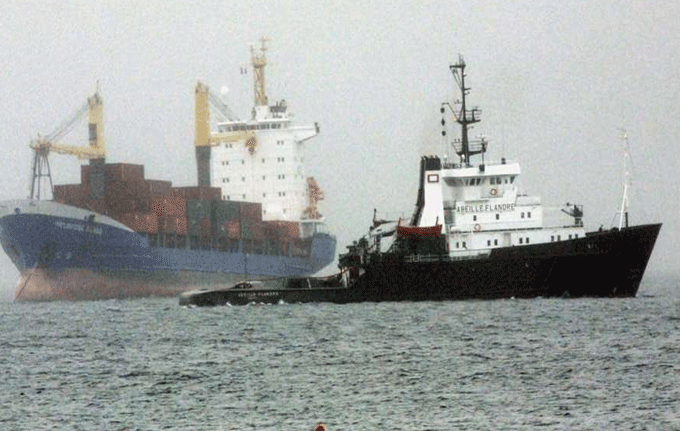 Collision en Corse: Un barrage anti-pollution autour des navires Ulysse et Virginia