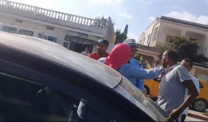 Tunisie – vidéo : Une citoyenne gifle un chauffeur de taxi et le menace