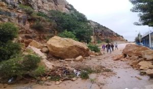 Tunisie – Intempéries : Des rochers tombés des montagnes bloquent les rues, photos