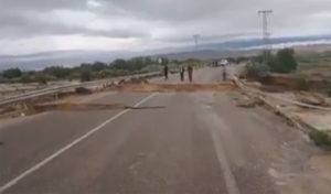Tunisie : Les courants d’eau brisent un pont reliant Feriana et Majel Bel Abbes, vidéo