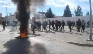 Tunisie : Des élèves bloquent les routes en incendiant des pneus