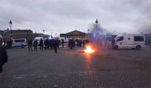 France : Après les Gilets Jaunes, des centaines d’ambulanciers bloquent la Place de la Concorde