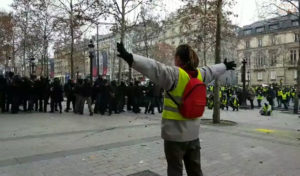 France  – Gilets Jaunes : Les manifestants reçoivent des flash-ball à la tête