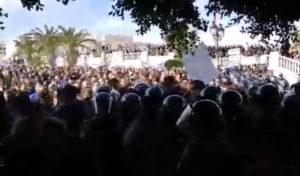 Tunisie – La Kasbah : Manifestation des avocats et de la fonction libérale, vidéo