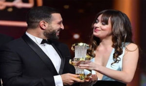 Maroc : Dakota Johnson décerne le prix du Meilleur Acteur à Nidhal Saadi