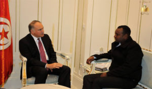 Tunisie : Hatem Ben Salem reçoit l’instituteur victime de racisme