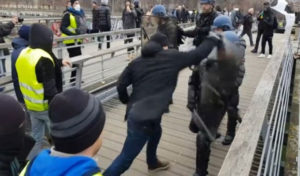 France – vidéo :  Christophe Dettinger, le boxeur des CRS, se rend à la police