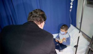 Tunisie: Youssef Chahed au chevet d’enfants à l’hôpital Aziza Othmana