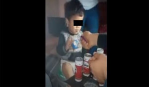 Tunisie : Le ministère public enquête sur une vidéo où un enfant boit de la bière
