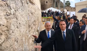 En visite en Israël, Jair Bolsonaro accuse la gauche de fascisme et de nazisme