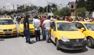 Tunisie: Réouverture progressive des routes bloquées par les conducteurs de taxis