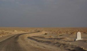 Tozeur: Mobilisation pour balayer les routes recouvertes de sable