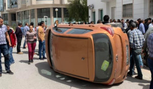 Tunisie : Une femme découvre sa voiture renversée à cause de la remorqueuse (vidéo)