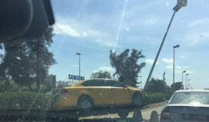 Tunisie : Un taxi bloqué entre des buissons et un poteau d’éclairage public