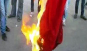 Tunisie : Un homme incendie le drapeau national