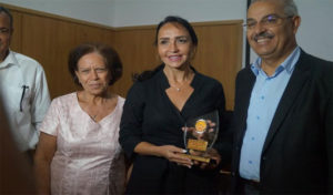 Tunisie : Myriam Belkadhi reçoit le prix de la femme des médias de l’année