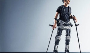 Tétraplégique, un patient réussit à marcher grâce à un exosquelette