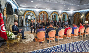 Le président de la République s’enquiert des préoccupations d’un groupe de jeunes de Kasserine