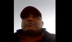 Tunisie : Un chauffeur de taxi menace les chauffeurs des scooters IntiGo (vidéo)