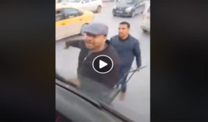 Tunisie : Deux policiers, en civil, arrêtent un bus et bloquent la circulation (vidéo)