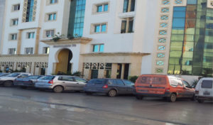 Tunisie : Des assaillants font irruption dans un établissement étatique et agressent le gardien