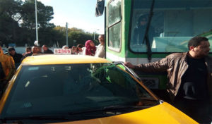 Tunisie : Pour ne pas payer sa course, un client s’enfuit et cause une collision entre un taxi et un métro