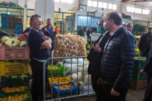 Tunisie: Le chef du gouvernement visite le marché de gros de Bir El Kassaâ