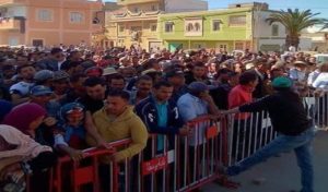 Tunisie : Des centaines de citoyens regroupés devant la poste de Bouhajla
