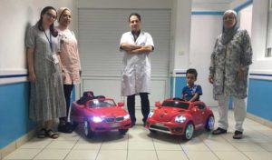 Tunaide offre 2 voitures électriques aux enfants en route pour un acte chirurgical