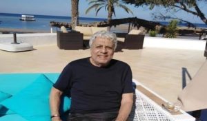 Tunisie : Enrico Macias se retrouve au cœur d’une polémique pour un séjour à Kerkennah
