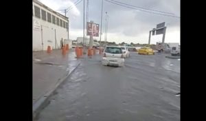 Tunisie : La sortie du souk Moncef Bey inondée par la pluie (photo)