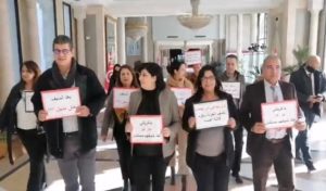 Tunisie : Abir Moussi scande “Dégage à Ghariani” devant le bureau de Ghannouchi