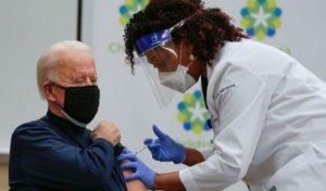 USA : Joe Biden se fait vacciner contre la Covid-19 en direct