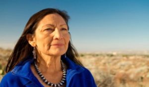USA : Deb Haaland pourrait être la première femme autochtone au cabinet présidentiel