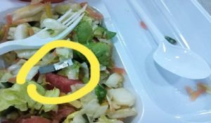 Tunisie : Elle découvre une lame dans sa salade qui la blesse