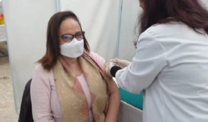 Tunisie : Nissaf Ben Alaya reçoit sa première dose du vaccin Pfizer