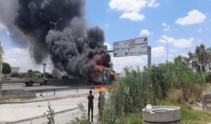 Tunisie : un camion prend feu sur la route de la Marsa