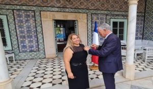 Mme Dhouha Sellaoui ép. Ben Ghorbel décorée des insignes de Chevalier dans l’Ordre des Palmes académiques françaises