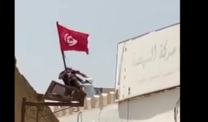 Mouvements sociaux: Un manifestant poussé d’un toit à Kairouan