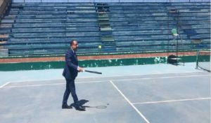 Tunisie : Hichem Mechichi joue au tennis