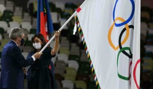 JO-2024: la maire de Paris Anne Hidalgo reçoit le drapeau olympique