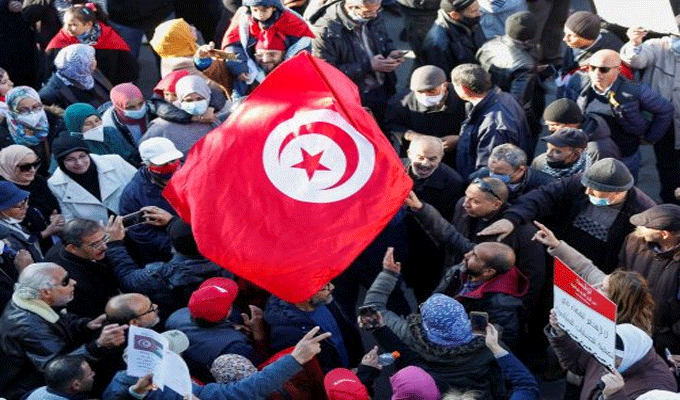 Des “Citoyens contre le coup d’Etat” poursuivent leur sit-in à Tunis