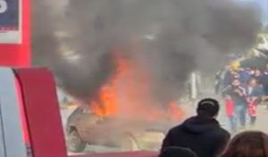 Tunisie : une voiture prend feu en pleine rue