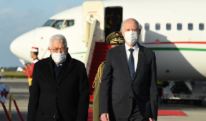 Tunisie: Kais Saied accueille Mahmoud Abbas à l’aéroport de Tunis-Carthage