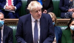 Le gouvernement britannique accusé de « chantage » pour maintenir Johnson au pouvoir