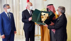 Tunisie: Le président de la République reçoit l’écusson du conseil des ministres arabes de l’Intérieur