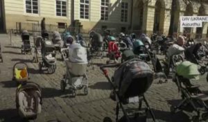 Guerre en Ukraine : 109 poussettes à la place Lviv en hommage aux enfants tués