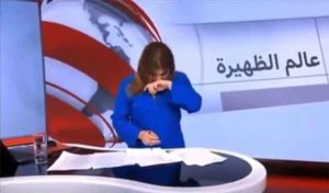 En éclatant de rire, la présentatrice de “BBC News” coupe le journal télévisé (vidéo)